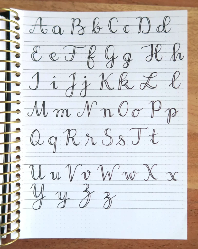 Traits descendants doublés pour imiter la calligraphie