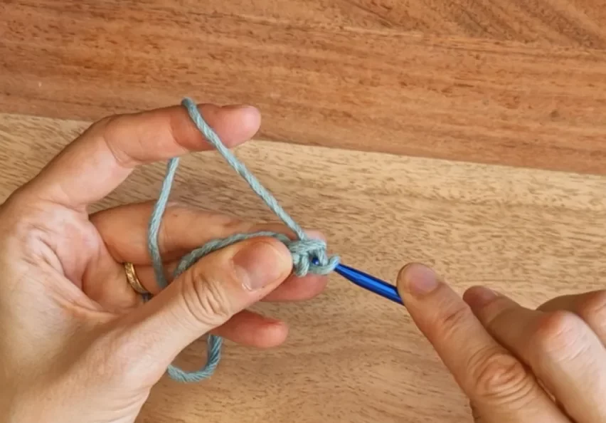 premier rang de mailles serrées.